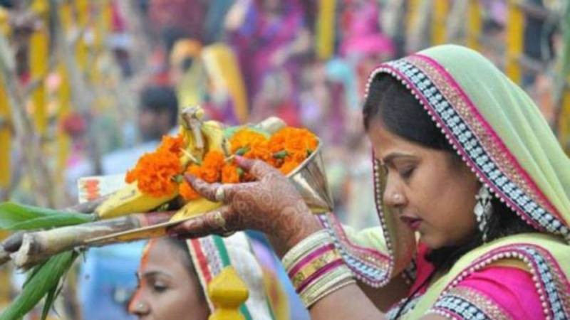 अस्ताउँदो सूर्यलाई अर्घ्य दिएर पर्सामा छठ मनाइयो