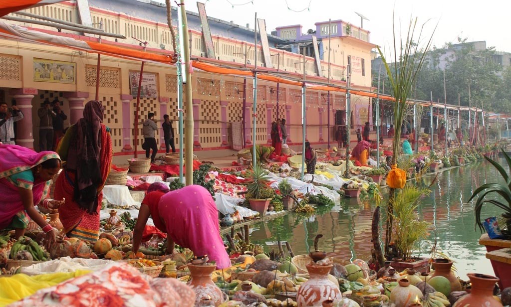 छठ पर्वको मुख्य दिन  : अस्ताउँदो सूर्यलाई विधिपूर्वक अघ्र्य दिइँदै