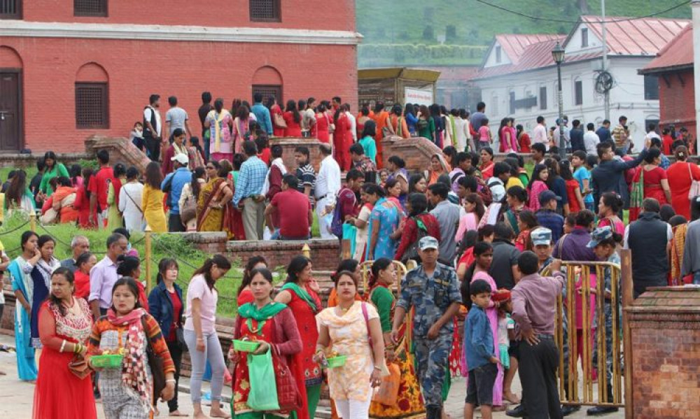 पशुपतिनाथ मन्दिरसहित शिवालयमा भक्तजनको भीड