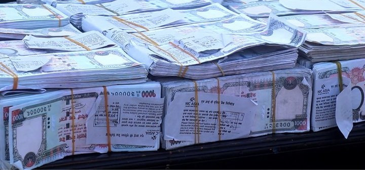 एनआइसी एसिया बैँकको लोगोसहितको ट्याग प्रयोग भएको करिब दुई करोड बराबरको नक्कली नोट   बरामद