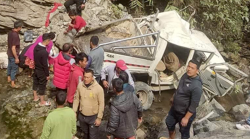 बाह्रबिसे जीप दुर्घटनामा परी दुईको घटनास्थलमा मृत्यु अन्य चार घाइते