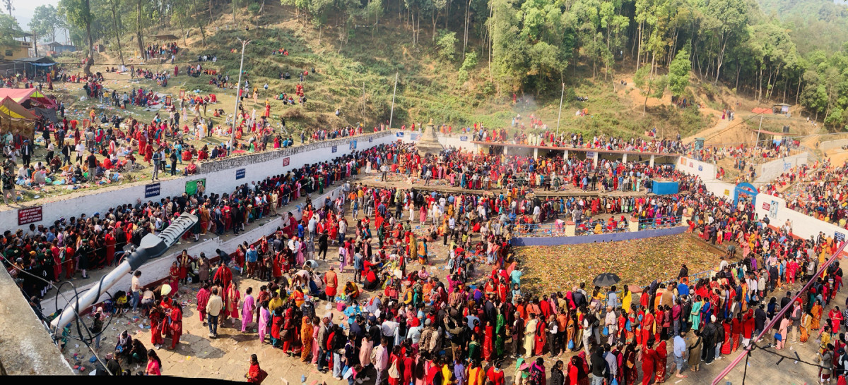 मातातीर्थमा बिहानैदेखि दर्शन गर्ने भक्तजनको घुइँचो