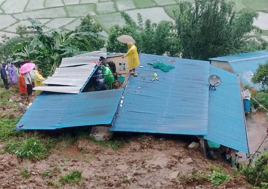 पोखरामा पहिरोले घर पुरिँदा २२  वर्षीय युवकको मृत्यु