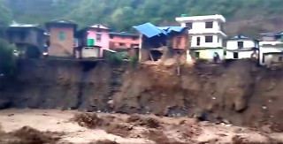 बाढीले घर बगाउँदा तीन बालबालिका माटोमा पुरिए, एक जना बेपत्ता