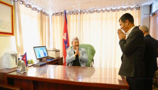 आखिर नेपाल विद्युत् प्राधिकरणका अध्यक्षको कुर्सीमा बस्न आइपुगे ऊर्जा मन्त्री खड्का