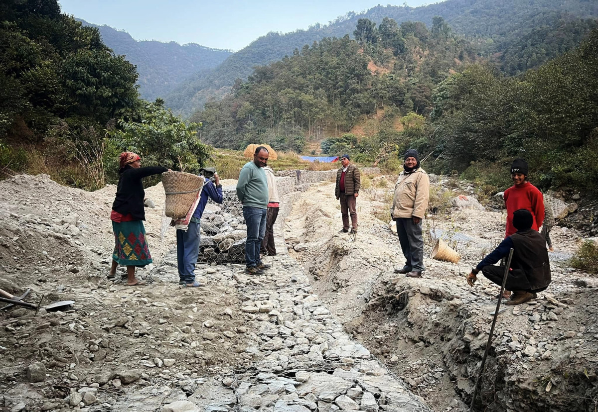 गलकोटका दुई सडक कालोपत्र गरिदै