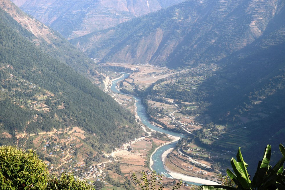 त्रिवेणीमा निर्माणाधीन पुलको काम अघि बढेन