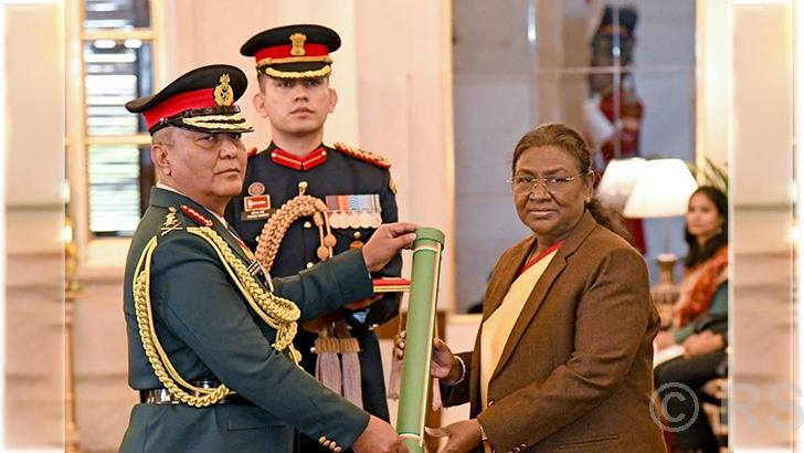प्रधान सेनापति सिग्देललाई भारतीय सेनाको मानार्थ महारथीको दज्र्यानी चिन्ह प्रदान