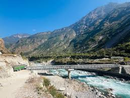 कर्णाली समृद्धिको आधार बन्दै सडक,  स्याउ र जडीबुटीले पाउन थाल्यो बजार