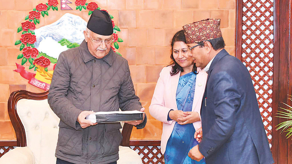 त्रिविको सम्पति छानबिन आयोगद्वारा प्रधानमन्त्रीलाई प्रतिवेदन हस्तान्तरण