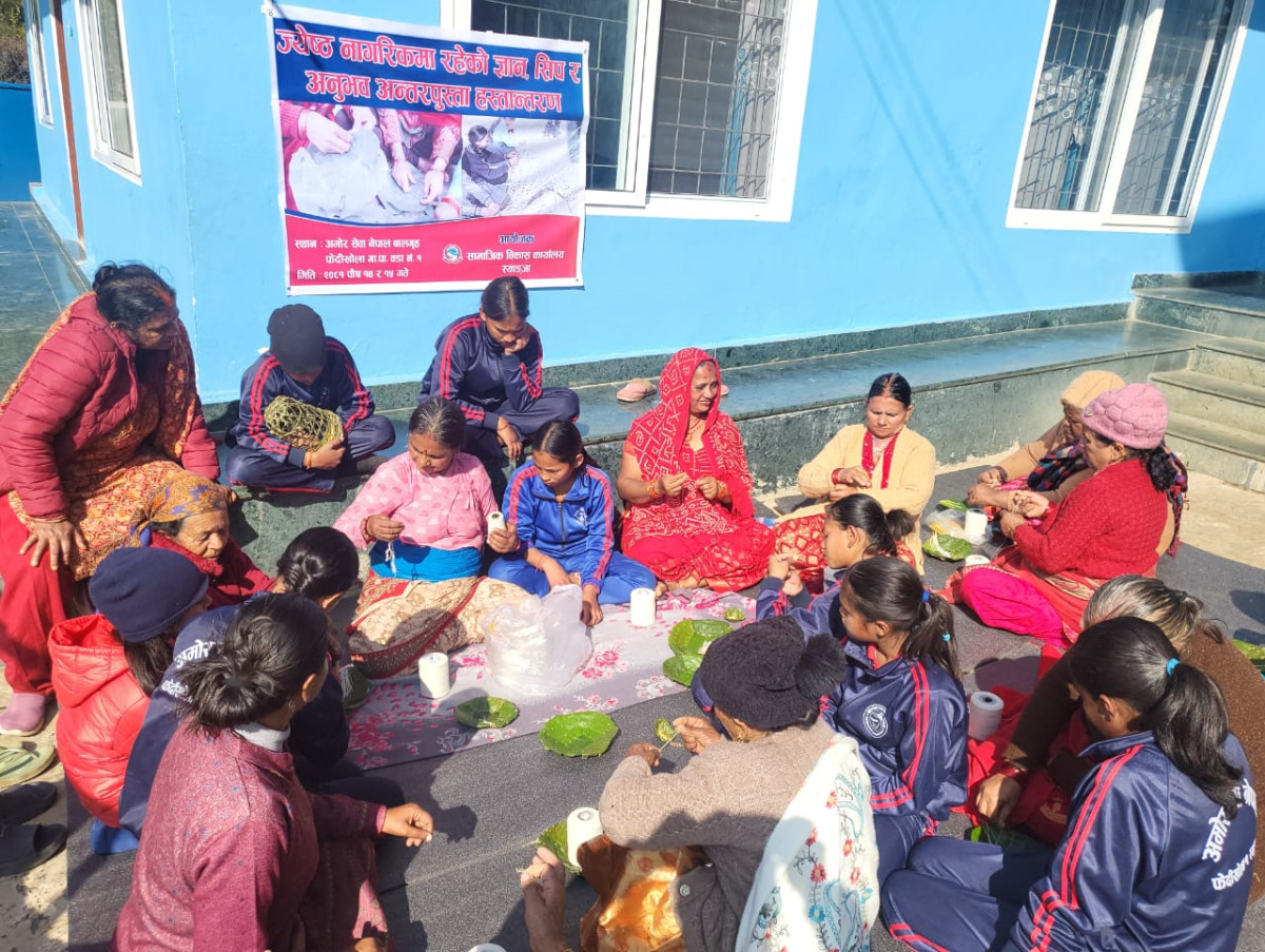 बालबालिकालाई दुनाटपरी बनाउन सिकाउँदै  ज्येष्ठ नागरिक