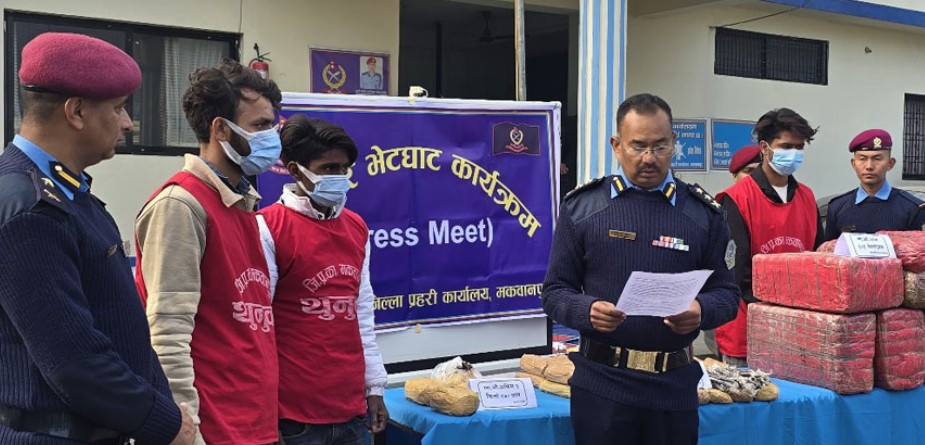 चरेस, अफिम र गाँजासहित तीन जना पक्राउ