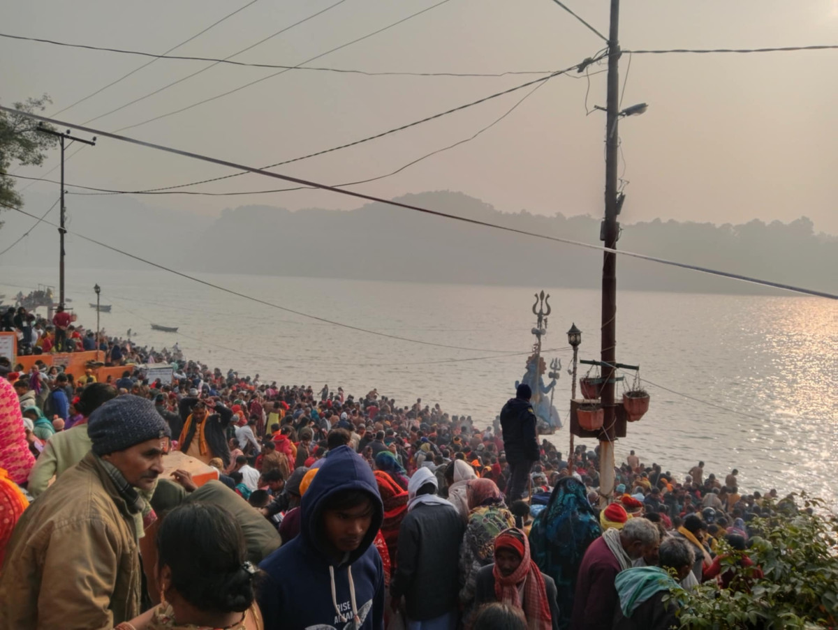 बिहानैदेखि नवलपरासी  त्रिवेणीधाममा श्रद्धालुको घुइँचो