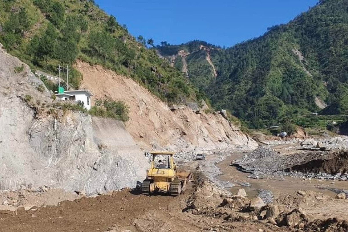 बाढीले क्षतिग्रस्त बनेको बीपी राजमार्गको मर्मत कार्य सुरु