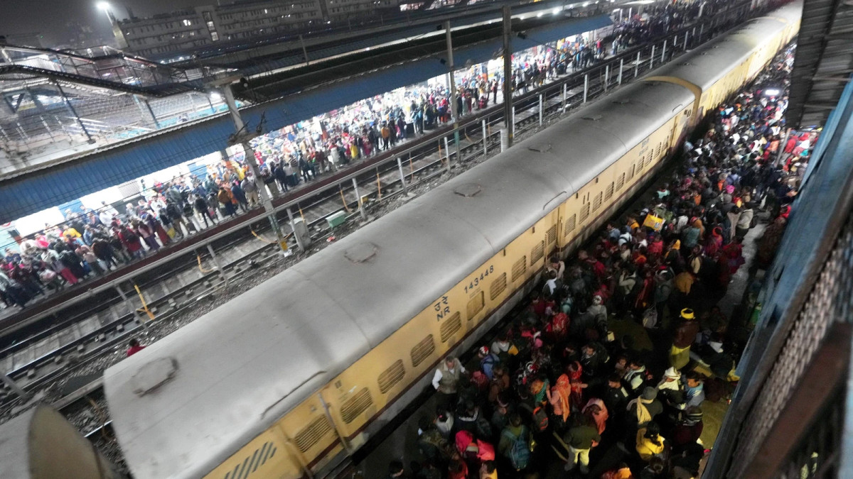 नयाँ दिल्ली रेलवे स्टेशनमा भागदौड हुँदा १८जनाको मृत्यु