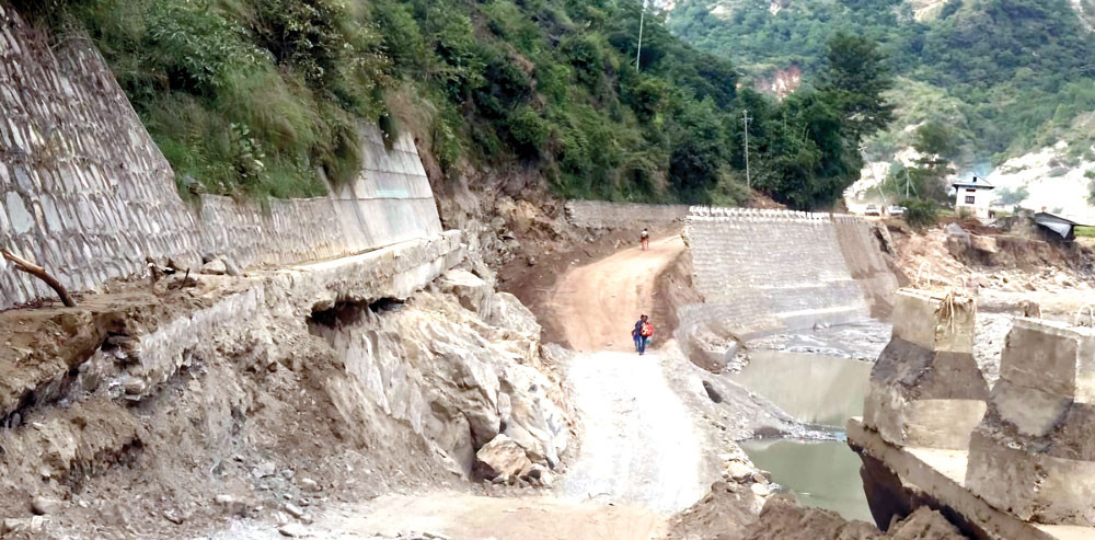 बाढीपहिरोले क्षतिग्रस्त बिपी राजमार्गको १४ स्थानमा मर्मत थालियो