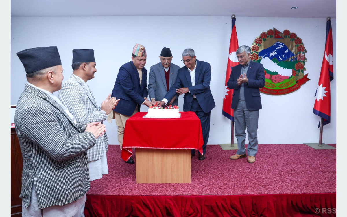 सुशासन र समृद्धिको यात्रामा साथ दिन प्रधानमन्त्रीको राष्ट्रसेवक कर्मचारीलाई आग्रह