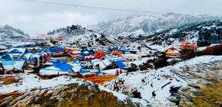 दोलखाको कालिन्चोकमा बाक्लो हिमपात, रमाउँदै पर्यटकहरू