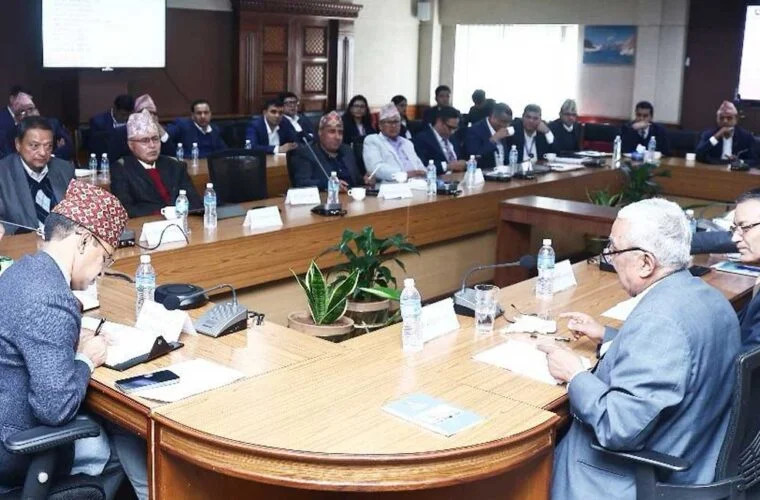 अर्थ मन्त्रालयको पूर्वअर्थ सचिवहरूसँग अर्थतन्त्र सुधारबारे छलफल , प्रतिफल दिने ठूला आयोजनामा बजेट केन्द्रित गर्न सुझाव